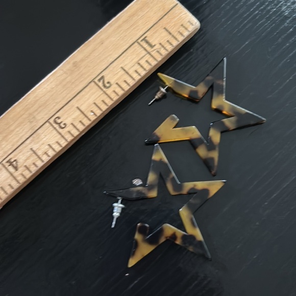 Tortise Shell star earrings - Picture 2 of 2